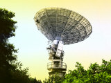 Large Satellite Dish Pointed at Sky Photographie