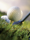 Golf Ball on Wooden Tee with Driver in Background Photographie par Eric Kamp