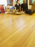 Couple Having Pizza and Red Wine in Empty Apartment Lámina fotográfica Couple Having Pizza and Red Wine in Empty Apartment Lámina fotográfica