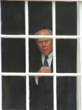 Former President Gerald Ford Peers out a Window Lámina fotográfica Former President Gerald Ford Peers out a Window Lámina fotográfica