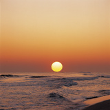 Yellow Sun in Sunset Over Ocean Waves Photographie