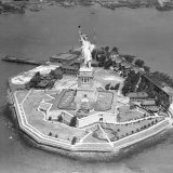 This Aerial View Shows the Statue of Liberty on Liberty Island Lámina fotográfica