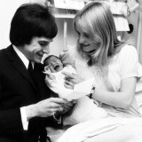 Ray Davis Lead Singer of the Kinks with His Wife Rosa and Newly Born Baby Louise Clara, May 1966 Lámina fotográfica