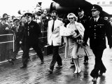 Marilyn Monroe Arriving at London Airport with Husband Arthur Miller, 1956 Lámina fotográfica Marilyn Monroe Arriving at London Airport with Husband Arthur Miller, 1956 Lámina fotográfica