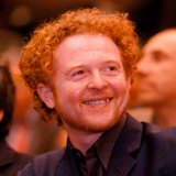 Mick Hucknall Singer with Simply Red Listens to Speech by Tony Blair Labour Party Conference, 1997 Lámina fotográfica Mick Hucknall Singer with Simply Red Listens to Speech by Tony Blair Labour Party Conference, 1997 Lámina fotográfica