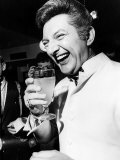 Liberace Pianist Drinks a Soft Drink at a Press Conference, March 1968 Fotografie-Druck