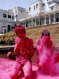 Boys Purify Themselves with Pink Powder During Holi Festival, Pushkar, India Fotografisk tryk af Paul Beinssen Boys Purify Themselves with Pink Powder During Holi Festival, Pushkar, India Fotografisk tryk af Paul Beinssen