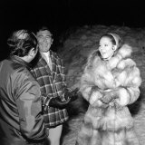 George Lazenby and Diana Rigg at Filming of the James Bond 007 Film on Her Majesty's Sectret Servic Lámina fotográfica
