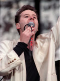 Jim Kerr of Simple Minds at Wembley Stadium in Honour of Nelson Mandela's 70th Birthday, June 1988 Lámina fotográfica Jim Kerr of Simple Minds at Wembley Stadium in Honour of Nelson Mandela's 70th Birthday, June 1988 Lámina fotográfica