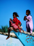 Young Girls on Dhow Fishing Boat Near Qalansia Village, Yemen Photographie par Frances Linzee Gordon