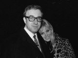 Comedian Peter Sellers with His Wife Britt Ekland Fotografisk tryk