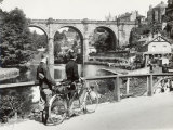 Two Cyclists Take a Break on a Bridge Over the River Nidd at Knaresborough Impressão fotográfica por Fred Musto Two Cyclists Take a Break on a Bridge Over the River Nidd at Knaresborough Impressão fotográfica por Fred Musto