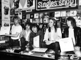 Status Quo Signing Their New Record at London HMV Store Fotografisk tryk Status Quo Signing Their New Record at London HMV Store Fotografisk tryk