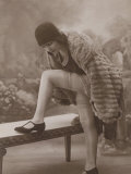 Young Woman Wearing a Fur Coat Cloche Hat and T-Bar Shoes Lifts Her Leg Up Photographie