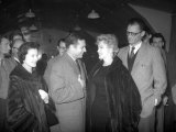 Marilyn Monroe Says Goodbye to Sir Laurence Olivier on Her Way Back to the US, November 1956 Lámina fotográfica