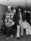 James Brown with His Wife Adrienne at the Airport Fotografisk tryk James Brown with His Wife Adrienne at the Airport Fotografisk tryk