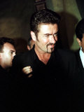 George Michael Leaves Restaurant after Arrest by Police for Lewd Act in Toilet, April 1998 Photographie