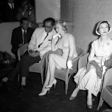 Marilyn Monroe with Husband Arthur Miller, July 1956 Lámina fotográfica Marilyn Monroe with Husband Arthur Miller, July 1956 Lámina fotográfica