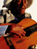 Jeffrey Becom - Portrait of Old Man Playing Guitar, Paracas, Peru - Fotografik Baskı Jeffrey Becom - Portrait of Old Man Playing Guitar, Paracas, Peru - Fotografik Baskı