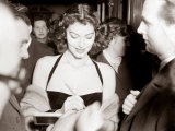Ava Gardner Signing Autographs at a Midnight Matinee at the Colliseum, December 1951 Photographie