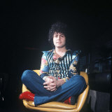 Marc Bolan Leader of Pop Group T Rex Sitting Cross Legged in Chair Fotografisk tryk Marc Bolan Leader of Pop Group T Rex Sitting Cross Legged in Chair Fotografisk tryk
