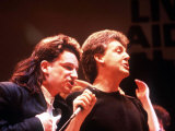 Paul Mccartney and Bono of U2 at the Live Aid Concert Wembley Lámina fotográfica Paul Mccartney and Bono of U2 at the Live Aid Concert Wembley Lámina fotográfica
