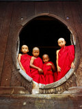 Portrait of Four Young Monks at Round Monastery Window, Inle Lake, Myanmar (Burma) Photographie par Anthony Plummer