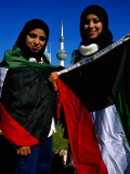 Girls with Kuwaiti Flags to Greet Amir of Kuwait, Kuwait Photographie par Mark Daffey