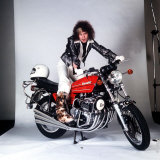 Marc Bolan Musician Tries the Super Motorbike the Benelli 750 Fotografisk tryk Marc Bolan Musician Tries the Super Motorbike the Benelli 750 Fotografisk tryk