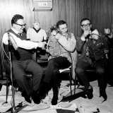 The Goons: Harry Secombe, Spike Milligan and Peter Sellers Holding the Tellygoons Puppets Lámina fotográfica The Goons: Harry Secombe, Spike Milligan and Peter Sellers Holding the Tellygoons Puppets Lámina fotográfica