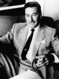 Errol Flynn Sitting in a Chair with a Glass in His Hand, September 1977 Lámina fotográfica