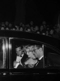 Marilyn Monroe Arriving at the Royal Film Performance in a Car with Arthur Miller Lámina fotográfica Marilyn Monroe Arriving at the Royal Film Performance in a Car with Arthur Miller Lámina fotográfica