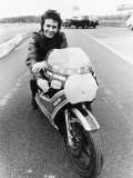 David Essex on the Set of His Film Silver Dream Racer Sitting on a Racing Motorbike, January 1980 Fotografie-Druck