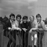 Hollies Pop Group, Graham Nash (Centre) and Lead Singer Allan Clarke (Far Left), June 1965 Fotografisk tryk