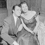 Rock Hudson with Yvonne De Carloin in London, August 1952 Lámina fotográfica