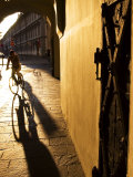 Early Morning Cyclist in Innsbruck's Altstadt (Old Town), Innsbruck, Austria Lámina fotográfica por Glenn Beanland Early Morning Cyclist in Innsbruck's Altstadt (Old Town), Innsbruck, Austria Lámina fotográfica por Glenn Beanland