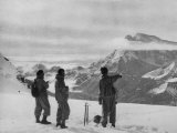 Members of the British Everest Expedition Survey the Mountains Photographie
