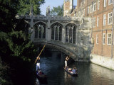 Tourists Pole Boats Called Punts Under the Bridge of Sighs on the Cam, Cambridge, England Lámina fotográfica por Taylor S. Kennedy