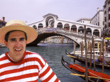 Gondolier by the Rialto Bridge, Venice, Italy Photographie par Bill Bachmann