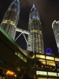 Suria Klcc Shopping Complex and Petronas Towers, Kuala Lumpur, Malaysia Lámina fotográfica por Glenn Beanland
