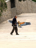 Man with a Bird Kite, 1000 Buddhas Mountain, Qian Fo Shan, Shandong Province, Jinan, China Fotografisk trykk av Bruce Behnke Man with a Bird Kite, 1000 Buddhas Mountain, Qian Fo Shan, Shandong Province, Jinan, China Fotografisk trykk av Bruce Behnke