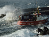 A Danish Fisherman Eases His One-Man Boat into Harbor on a November Day Lámina fotográfica por Cotton Coulson
