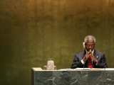 United Nations Secretary General Kofi Annan Listens to Statements Made by Members Photographie par Julie Jacobson