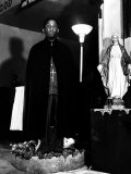 Pastor of the St. Martin's Spiritual Church, Flower Bowl Demonstration, Washington D.C., c.1942 Posters af Gordon Parks Pastor of the St. Martin's Spiritual Church, Flower Bowl Demonstration, Washington D.C., c.1942 Posters af Gordon Parks