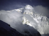 Cloudy Everest Affiches par Michael Brown