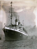 View of the German Transatlantic Liner 'Cap Arcona' on the Elba River Stampa fotografica View of the German Transatlantic Liner 'Cap Arcona' on the Elba River Stampa fotografica