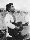 Portrait of a Young Sicilian Man Playing the Guitar Lámina fotográfica Portrait of a Young Sicilian Man Playing the Guitar Lámina fotográfica