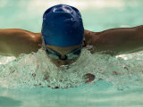 Young Woman Swimming the Butterfly Stroke in a Swimming Pool, Bainbridge Island, Washington, USA Fotografie-Druck