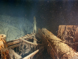 The Tip of the Toppled Forward Mast on the Boat Deck of the R.M.S. "Titanic" Photographie par Emory Kristof