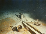 Cooking Pot from the Second-Class Galley and Twisted Metal Wreckage of the R.M. S. "Titanic" Photographie par Emory Kristof